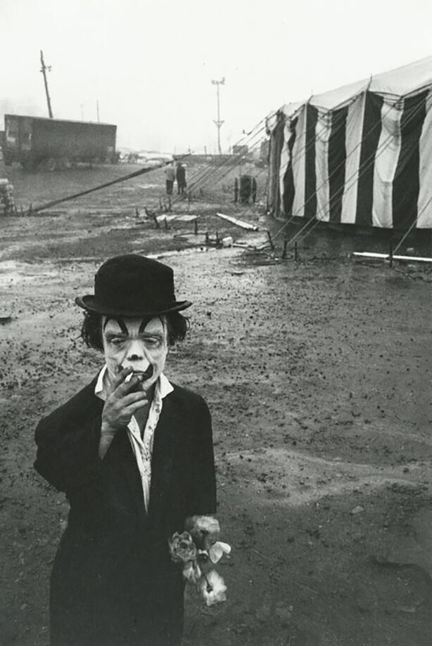 Цирковой клоун, курящий во время перерыва, 1950-е годы