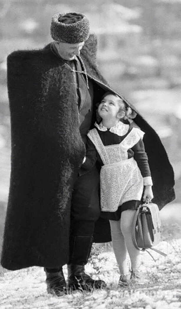 Дедушка провожает внучку в школу. Краснодарский край. Фото Владимир Федоренко, 1982 год
