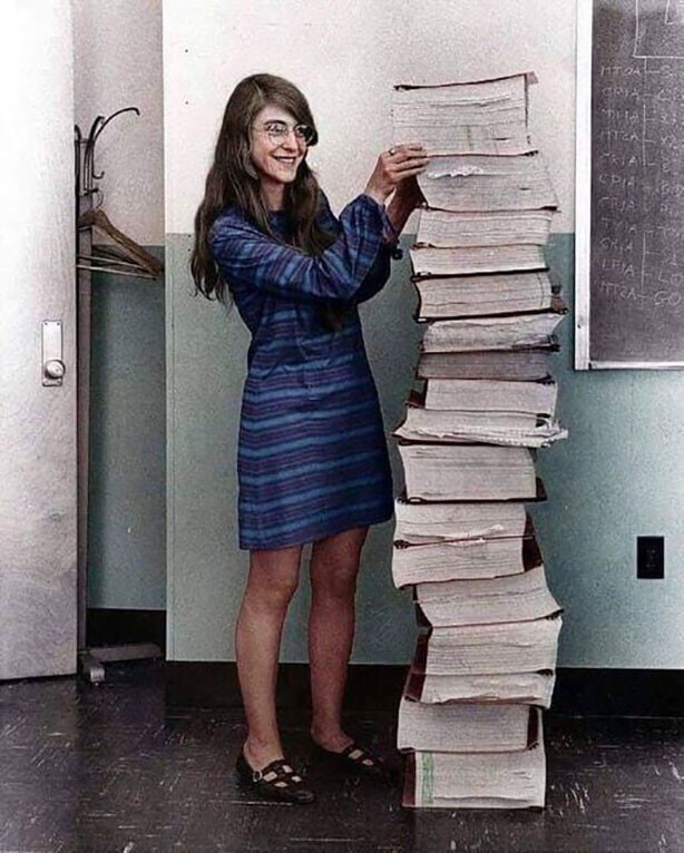 Маргарет Хэмилтон, ведущий инженер-программист НАСА по программе «Аполлон», стоит рядом с кодом, который она написала от руки, который доставил Человечество на Луну в 1969 году