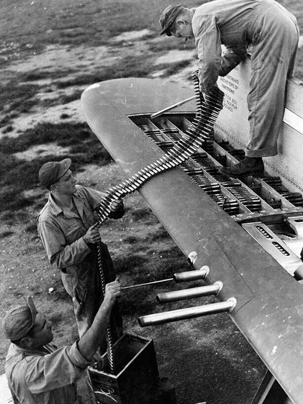 1945. Снаряжение истребителя-бомбардировщика Рипаблик P-47 «Тандерболт»