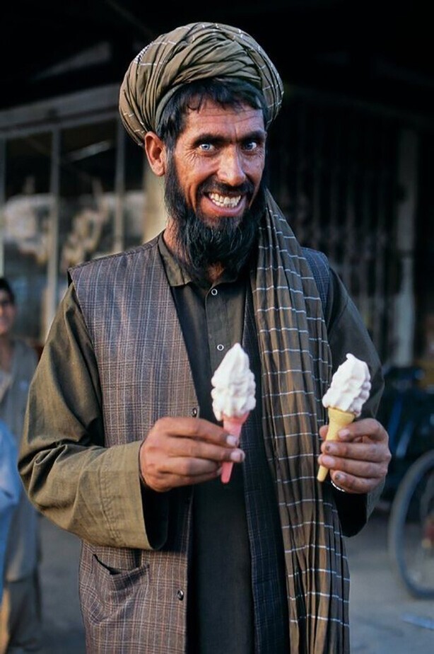 Мужчина покупает мороженое для своих детей в Пули–Хумри, Афганистан, 2002 год
