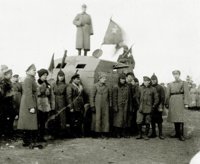 Командиры РККА у бронеавтомобиля, 1920-е