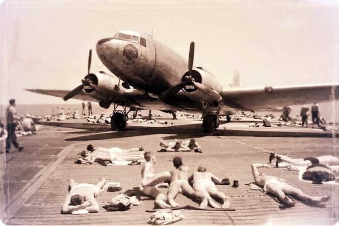 Матросы загорают на палубе американского авианосца, 1952 год