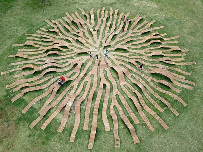 "Корень-скамья" - инсталляция архитектора Йонг Чжу Ли в арт-парке Ханганг