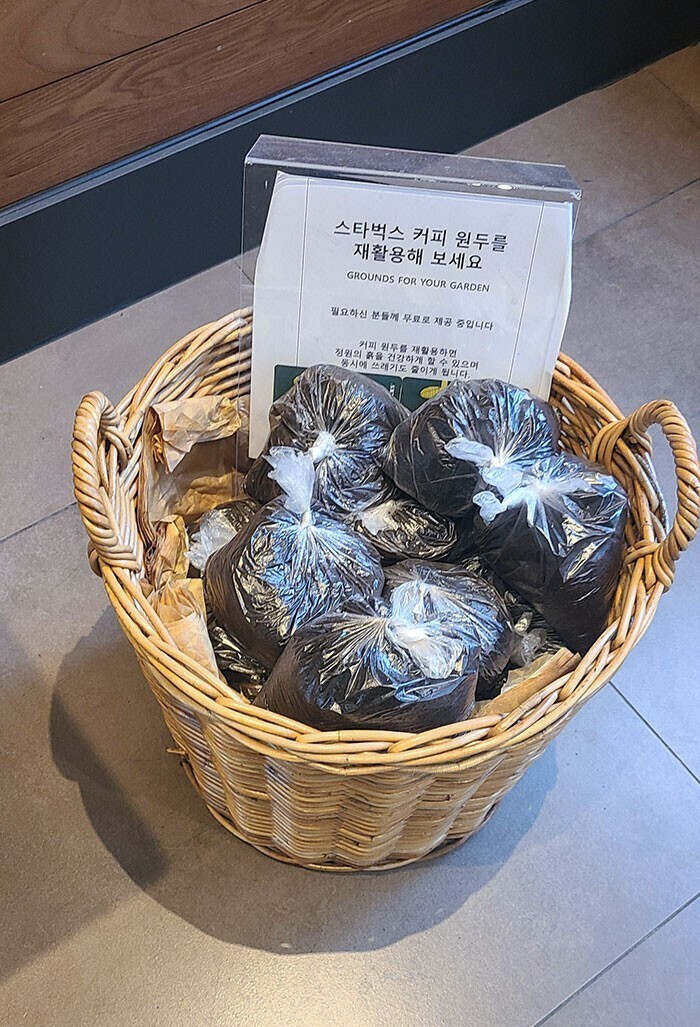 В сеульском кафе Starbucks спитый кофе пакуют в мешочки и бесплатно раздают садоводам как удобрение