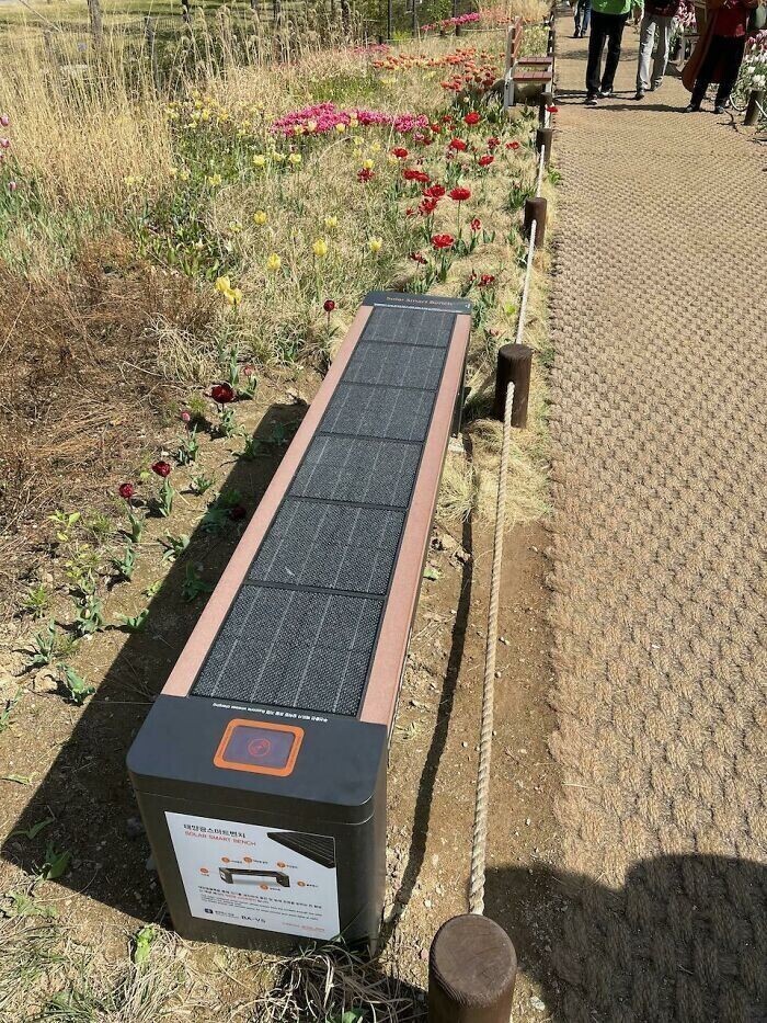 Скамейка в парке Сеула со встроенной солнечной батареей снабжена USB-портом и беспроводной зарядной станцией