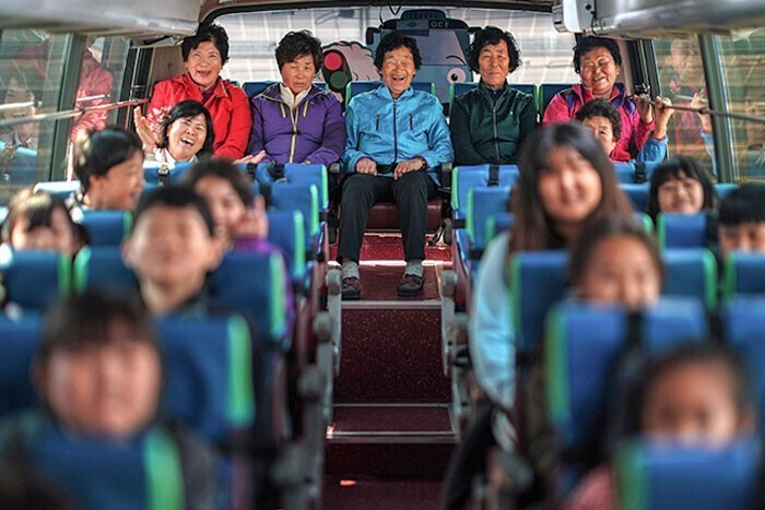 В Южной Корее падает рождаемость, число школьников уменьшается, поэтому в школу разрешили ходить неграмотным пенсионеркам, чтобы они могли научиться читать и писать