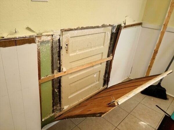 "Перестраиваем кухню. Сняв доски со стен, обнаружили, что в кухне есть задняя дверь, которую когда-то давно заделал старый владелец"
