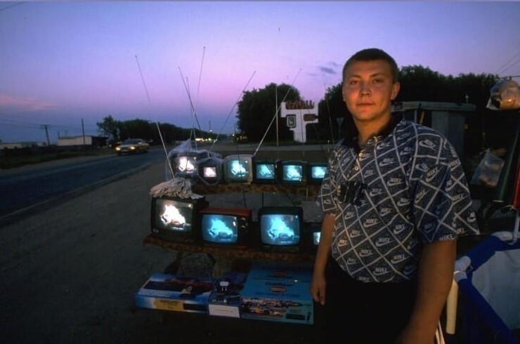 Магазин электроники под открытым небом. Трасса около города Елец, 1997 год