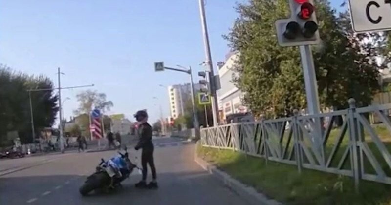 Неуклюжая мотоциклистка из Екатеринбурга