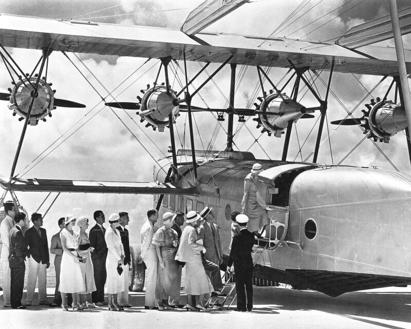 Состоятельные пассажиры садится в самолёт Sikorsky S-40. США, 1932 год