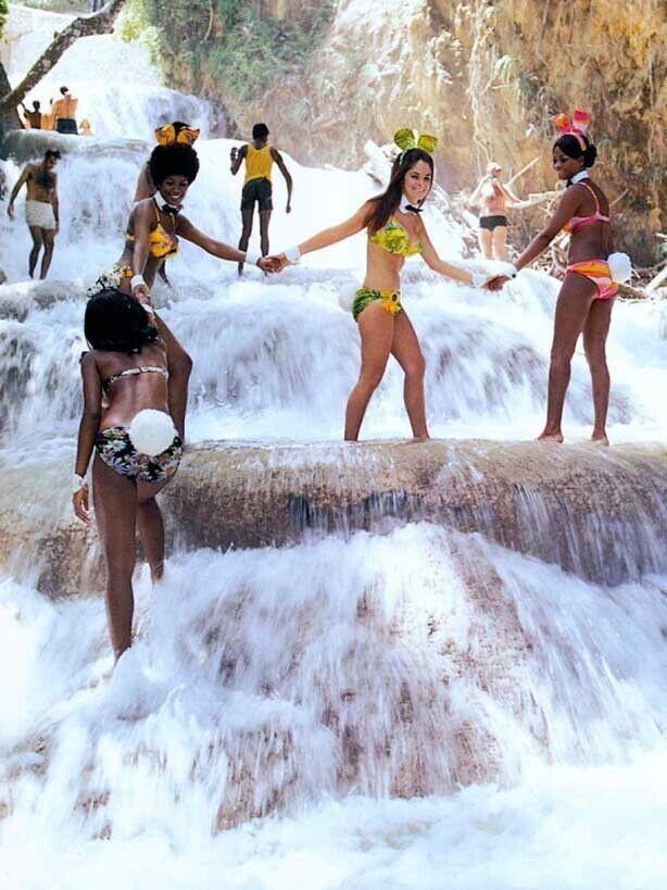 Модели Плейбой на водопаде Даннс-Ривер, Очо-Риос, Ямайка, 1972 год
