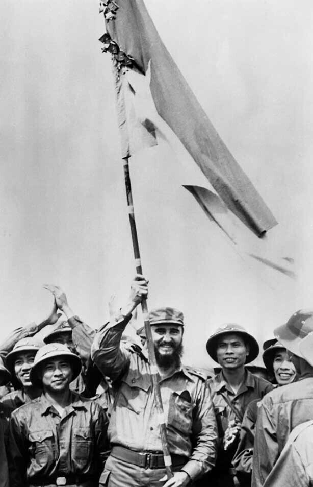 Фидель Кастро с бойцами Вьетконга, сентябрь 1973 год