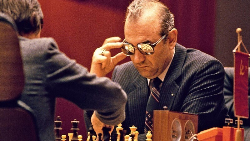 Виктор Корчной в партии чемпионата мира по шахматам 1981 года против Анатолия Карпова.