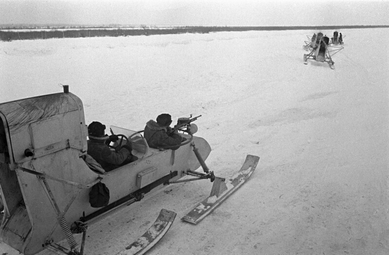 Истребительный отряд на аэросанях РФ-8-ГАЗ-98 отправляется в поход. 1942 год