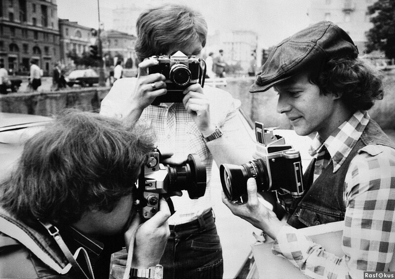 Фотографы меряются у кого круче камера. Москва, 1980 год