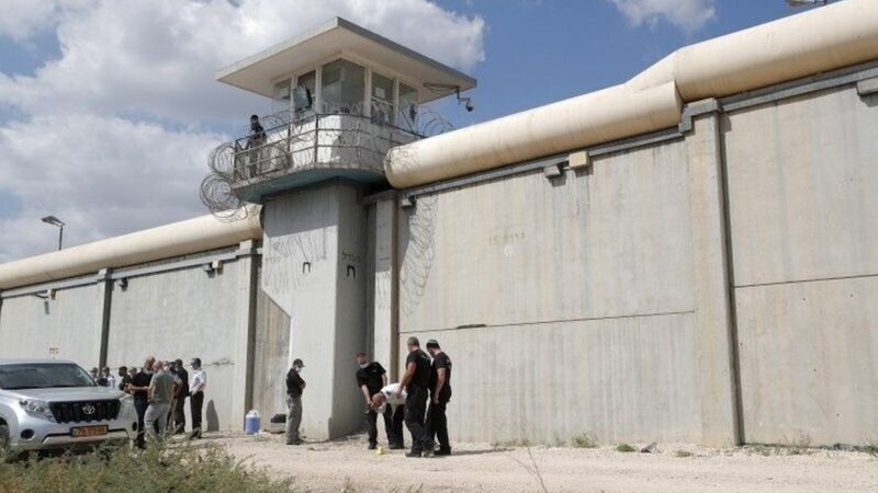 Шестеро палестинских боевиков сбежали из израильской тюрьмы через туннель