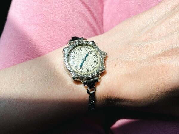 9. "Мои почти-антикварные наручные часы сделаны в 1929 году"