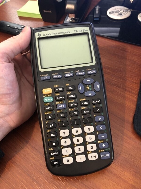 8. "TI-83 plus. Я использовал этот калькулятор, когда учился в старшей школе, а теперь использую его как преподаватель в старших классах! Ему 19 лет"