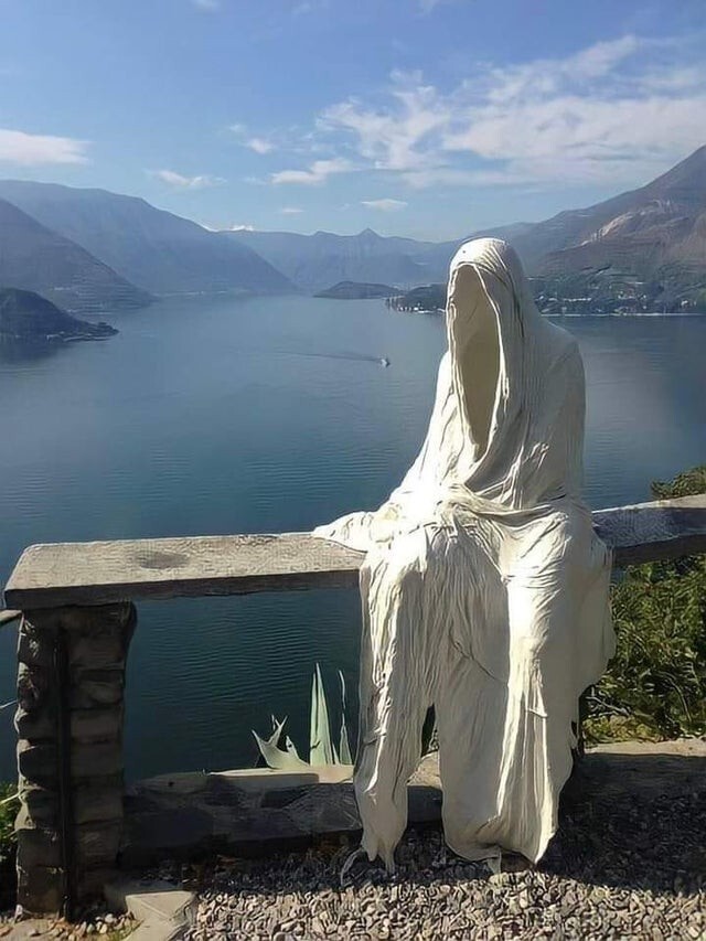 Скульптура призрака, замок Везио, Италия