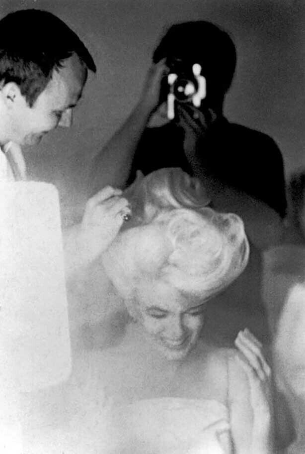 Мэрилин Монро готовится к фотосессии с Бертом Стерном, июнь 1962 год
