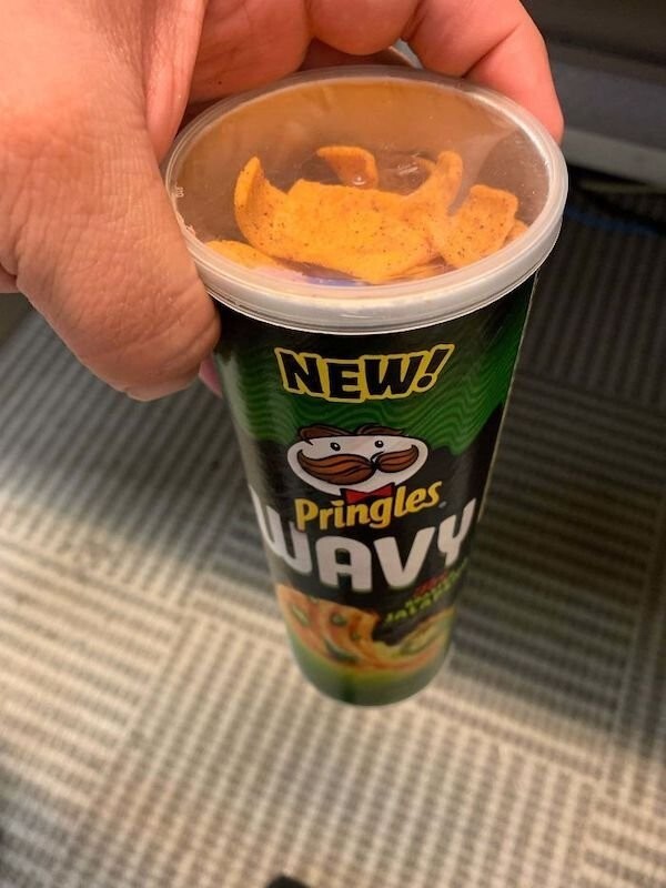 7. Используйте банку из-под Pringles для других снэков, чтобы не шуршать упаковкой в офисе.