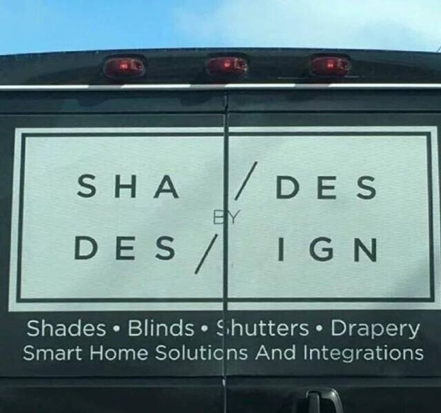 "Таблички с неловко расположенными надписями - вечный источник смеха. А вот как фирма Shades Design  расположила свое название, чтобы оно читалось одинаково во все стороны. Блеск!"