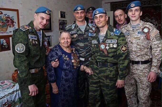 Вот она настоящая Русская семья! Какие же красавцы! Взгляд не оторвать! Счастливая мама! Счастливые сыновья!