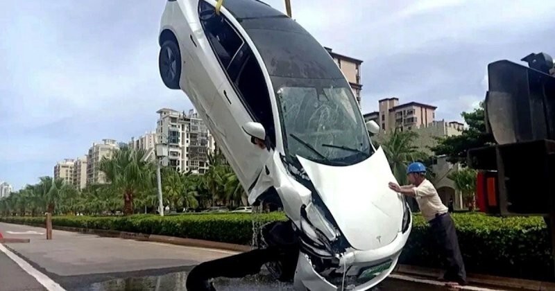 В Китае электромобиль Tesla упал в канал: вся семья, находившаяся в машине, осталась жива