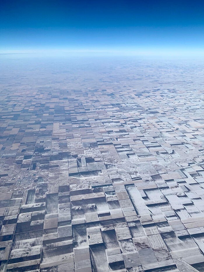 "Зимние поля в Коллорадо, где снег местами был сдут ветром, а местами стаял, похожи на сложную 3D-иллюзию"