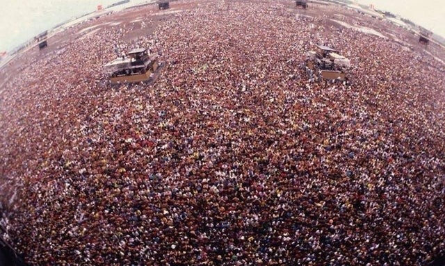 Концерт Metallica в Москве, который состоялся всего за пару месяцев до распада Советского Союза на военном аэродроме (1991 г.). На концерте присутствовало 1,6 миллиона человек, и это один из самых посещаемых концертов в истории человечества