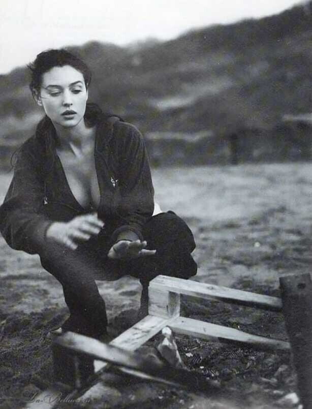 Моника Беллуччи греется возле костра, 1996 Фото: Тизиано Магни