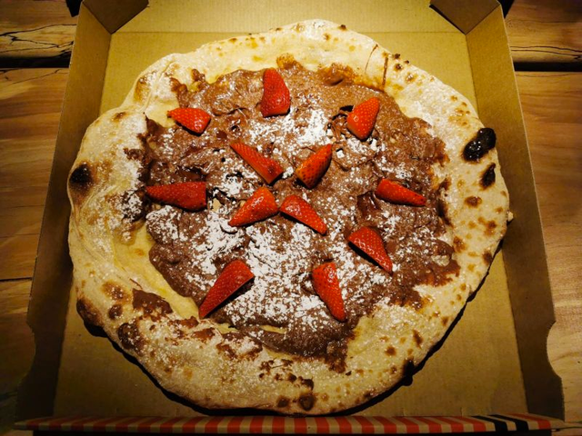 9. Сладкая пицца с нутеллой и клубникой