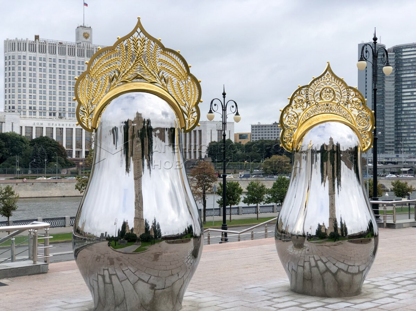 В Москве появились зеркальные матрешки в золотых кокошниках