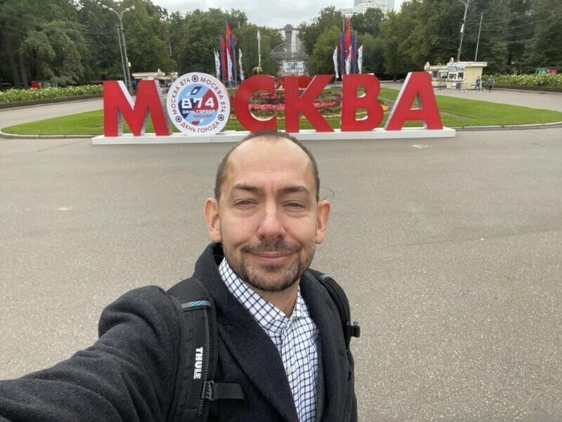По Москве бегает какой-то алкоголик, кричит, что его боятся Путин и Шойгу, а Рашка фсьо. 