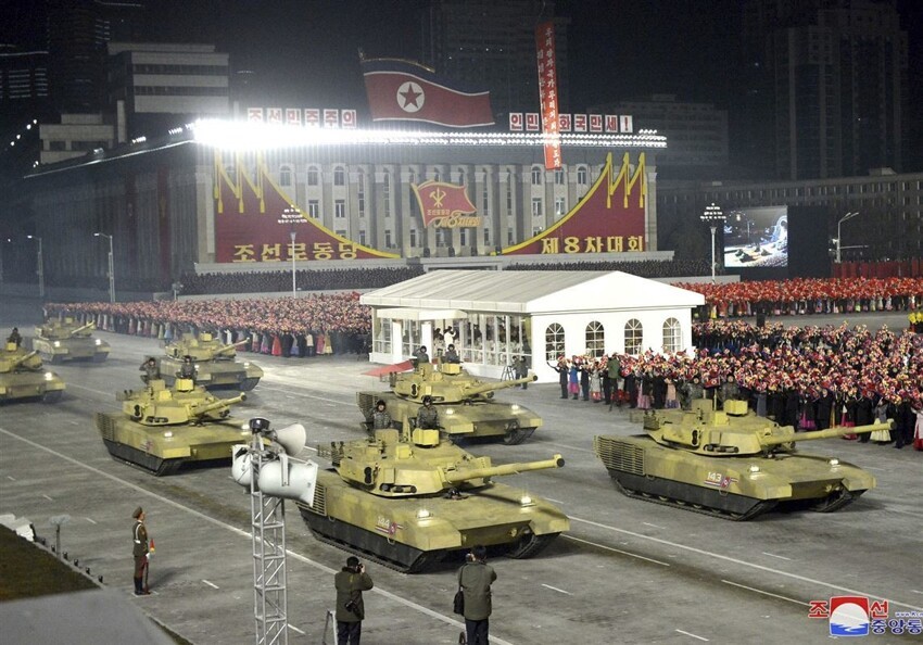 Чудеса техники: на параде в Северной Корее были показаны тракторы-РСЗО