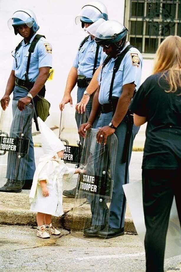 Встреча ребёнка представителя Ку-Клукс-Клана и чёрного патрульного, 1992 год