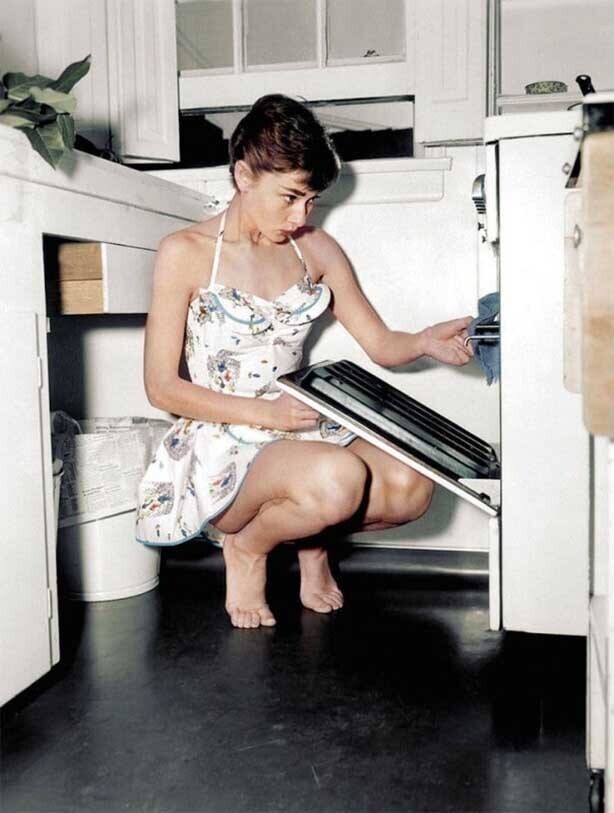 Одри Хепбёрн на своей кухне, 1950-е