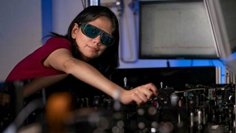 Исследователи Австралийского национального университета  изобрели технологию, которая позволяет людям ясно видеть в темноте