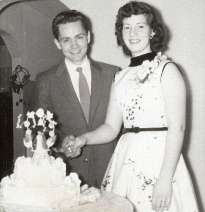 28. Гладковыбритый Чарльз Мэнсон на своей свадьбе, 1955 год