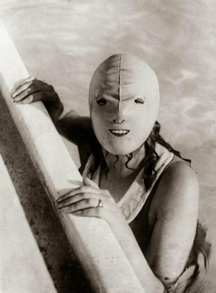 12. Женская маска для защиты кожи от солнца во время плавания, 1920-е годы