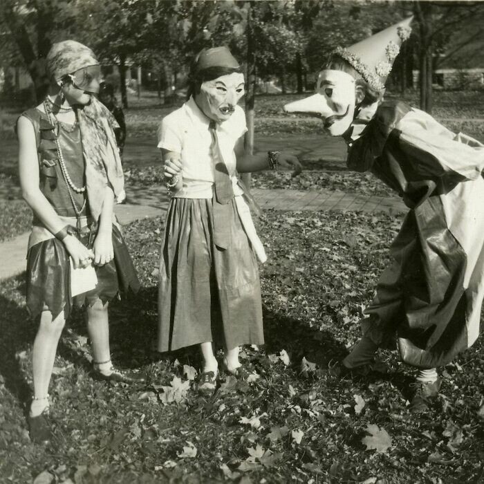 40. Три девочки в костюмах на праздновании Хэллоуина в Цинциннати, Огайо. 1929 год
