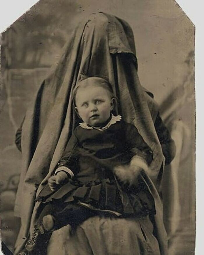 26. Портрет викторианской эпохи: младенец сидит на руках у матери