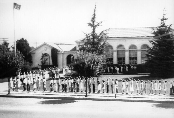 37. Дети отдают салют американскому флагу перед школой в Калифорнии, 1930-е годы
