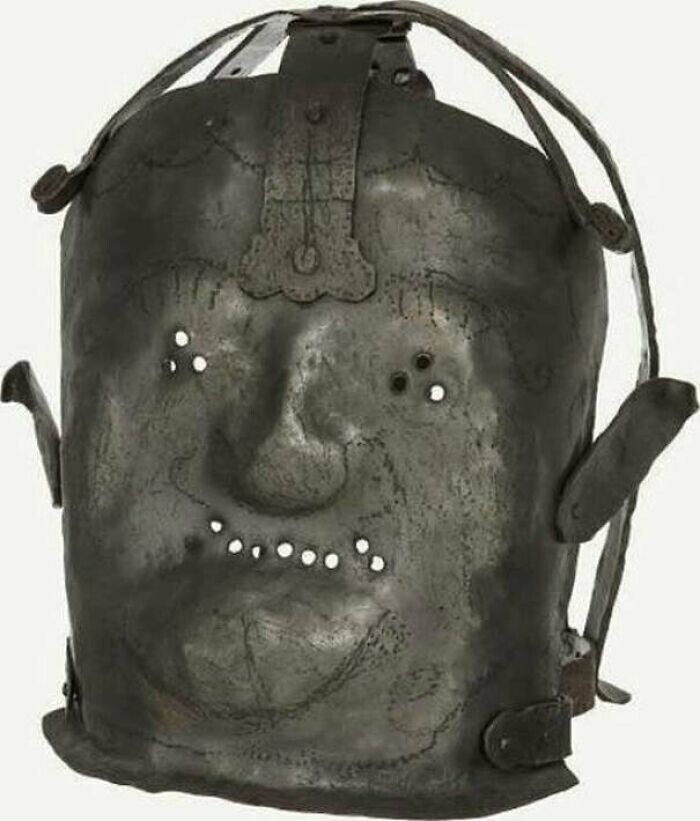21. Металлическая маска 17-го века, которую надевали на людей, признанных сумасшедшими