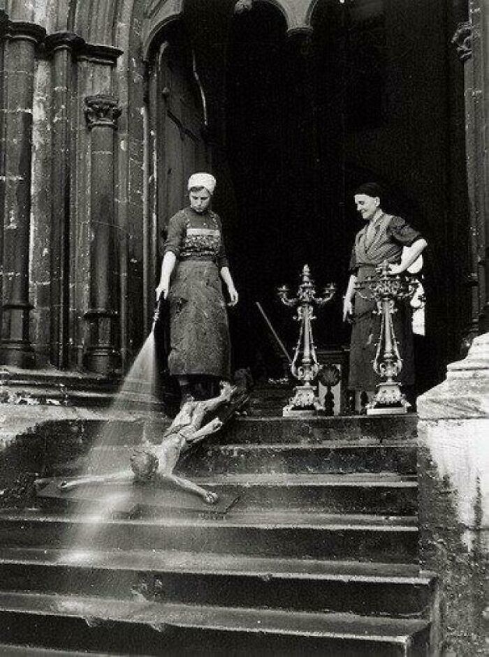 10. Женщины моют распятие, 1938