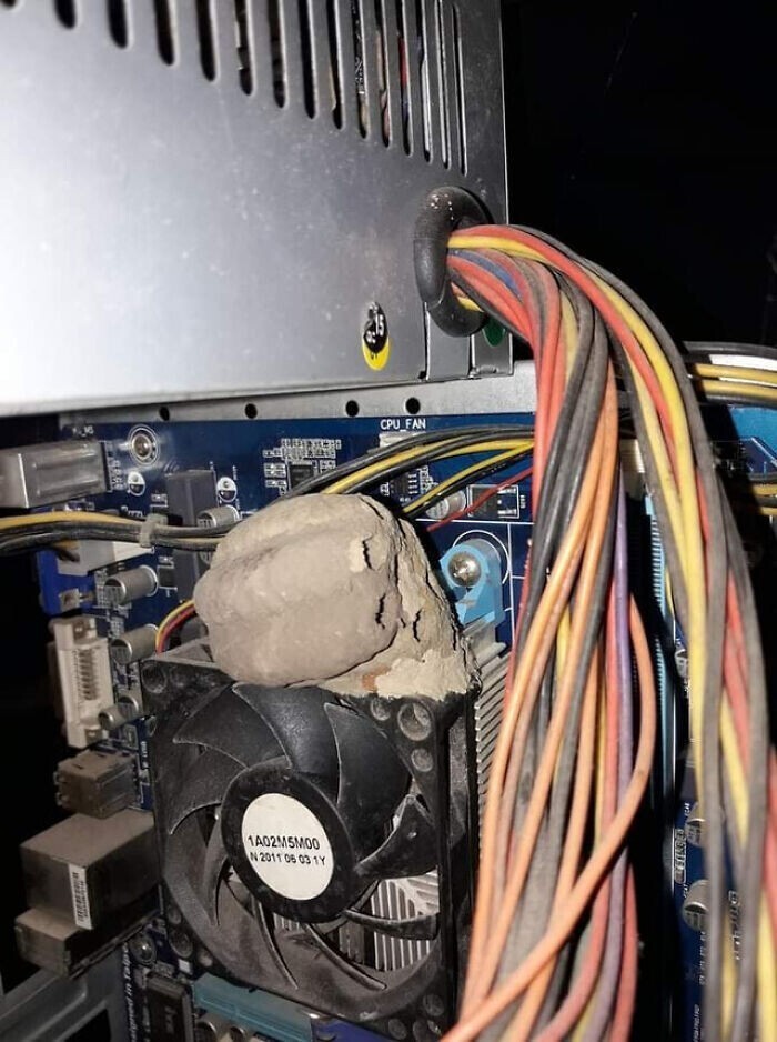 "Клиент: Этот компьютер, шумит, медленно работает и часто отключается. Не могли бы вы его почистить? Я:...