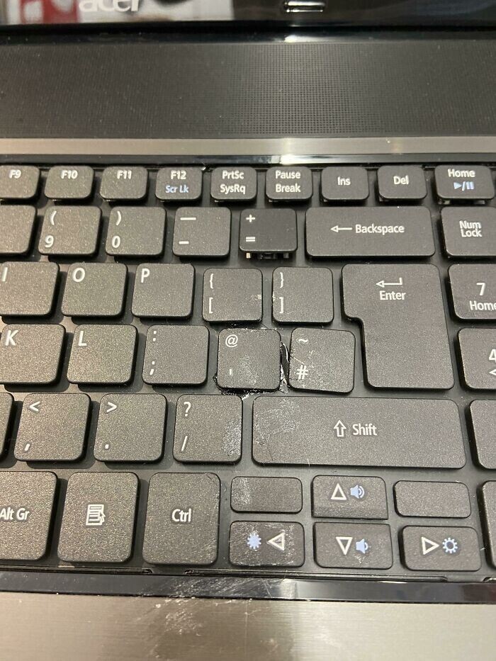 "Из клавиатуры выпадают кнопки? Ничего страшного, просто приклею их на суперклей!"