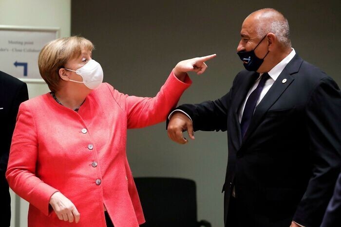13. Ангела Меркель ругает премьер-министра Болгарии Бойко Борисова за неправильное ношение маски