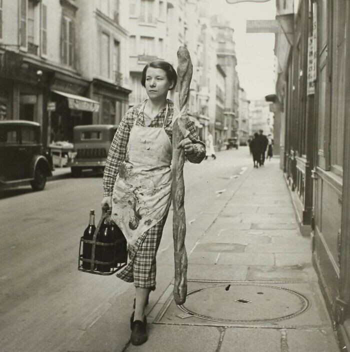 33. Француженка идет с багетом и шестью бутылками вина, Париж, Франция, 1945 год